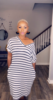  Olivia V-Neck - T-Shirt Striped Dress- Ivory/Black
