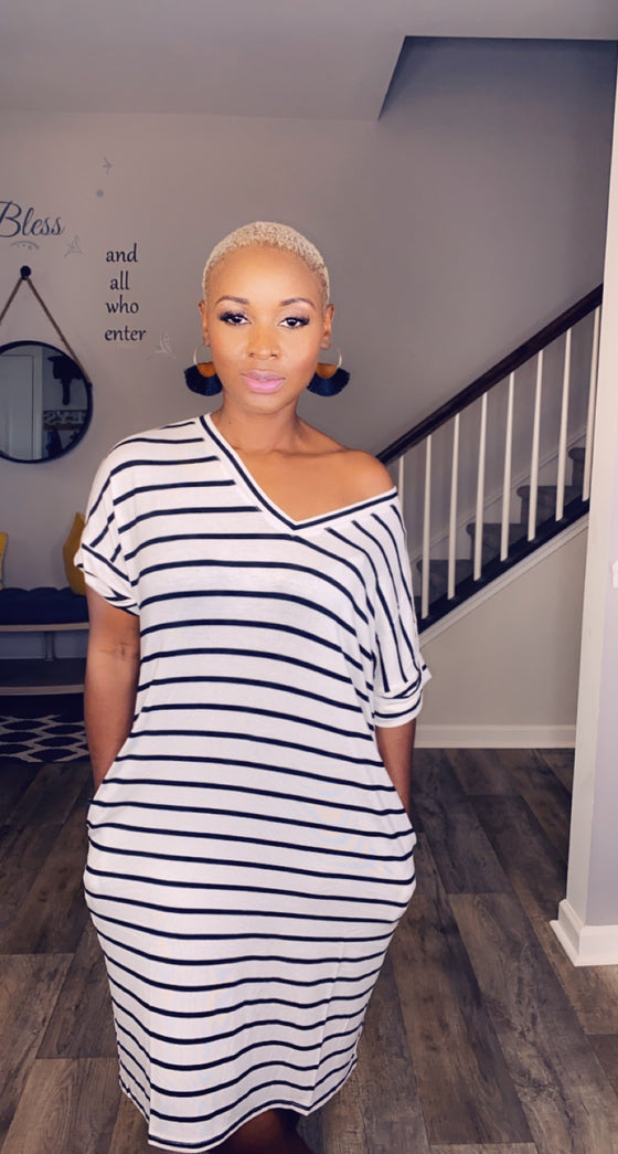 Olivia V-Neck - T-Shirt Striped Dress- Ivory/Black